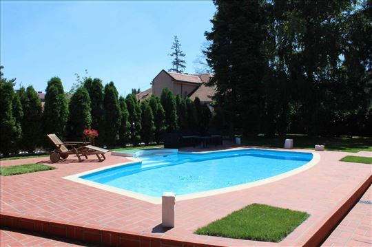 Kuća sa bazenom i zelenim okruženjem