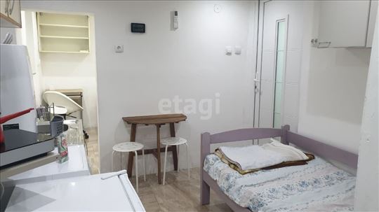 Nameštena garskonjera, Vračar