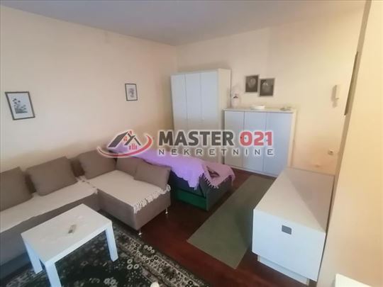 Nameštena veća garsonjera 31m2 - Sajam   