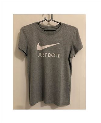 Nike siva majica kratkih rukava (M)