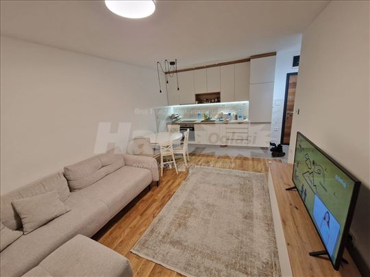 Nov stan + 2 garažna mesta u suterenu zgrade