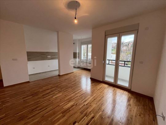 Novogradnja, dvoiposoban sa terasom