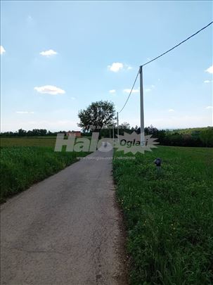 Prodajem plac 65 ari