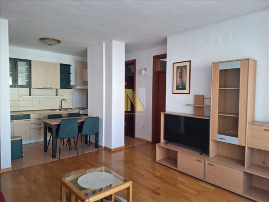 Dvosoban stan na fantastičnoj lokaciji (Stari Grad