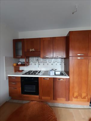 Izdaje se dvoiposoban namešten stan, Mokranjčeva b