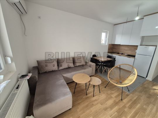 Izdaje se jednoiposoban stan na Maloj Vagi