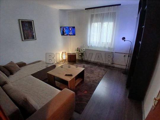 Izdaje se jednosoban namešten stan u blizini Tvrđa