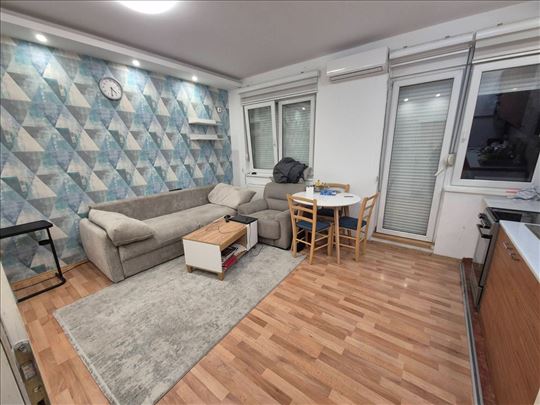 Namešten stan na sjajnoj lokaciji! 