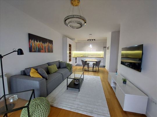 Nov, luksuzno opremljen 3.0 stan, garazno mesto 