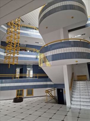 Poslovna zgrada sa privatnim parking prostorom