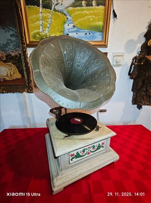 Stari gramofon sa trubom