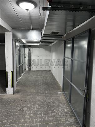 Izdaje se parking mesto u podzemnoj garaži, 11m2