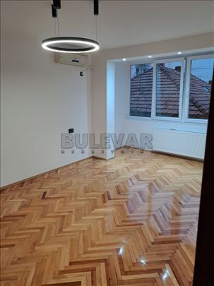 Izdaje se stan u centru Niša, 67m2