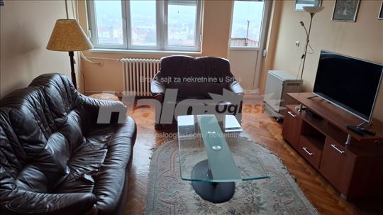 Konforan renoviran stan u centru Panceva