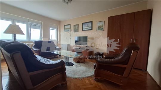 Konforan renoviran stan u centru Panceva