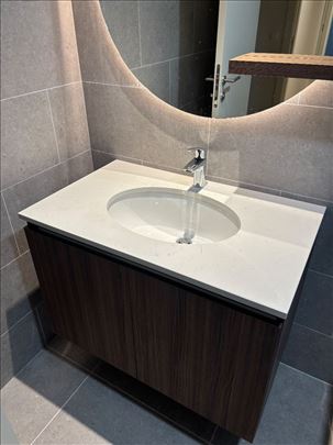 Lavabo sa komodom i plocom od kvarca