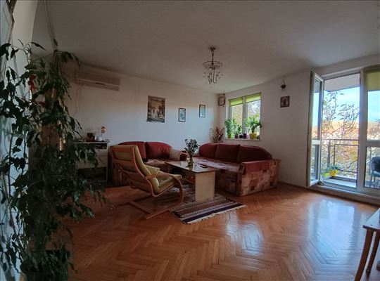 Odličan dvoiposoban stan 