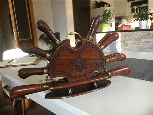 Set noževa -Ružino drvo