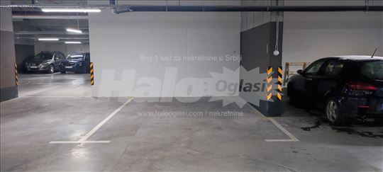 Veliko garažno mesto preko puta Palate pravde