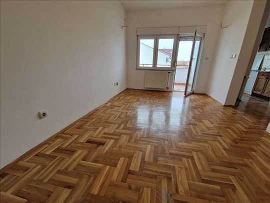 Centar 2.0 polunamešten, parking, dostupan