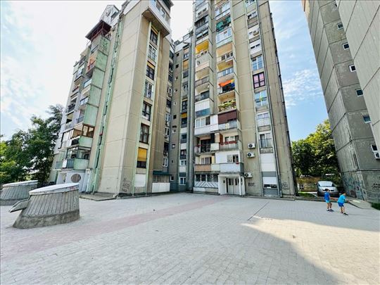 Funkcionalan stan na super lokaciji