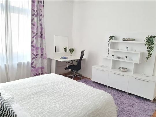 Izdaje se stan 91m2-3 spavaće sobe u samom centru 