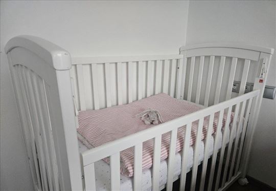 Krevetac za bebu beli puno drvo