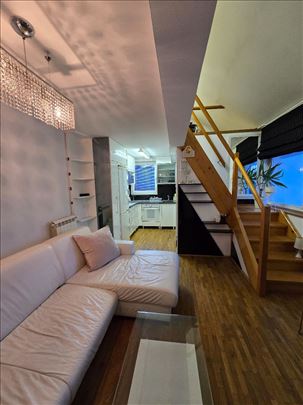 Lep stan, parking, mirna lokacija