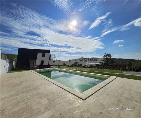 Plac sa STAROM kućom 10ari!Pogled!