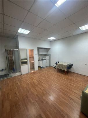 Prazna garsonjera 25m2 kao poslovni prostor-centar