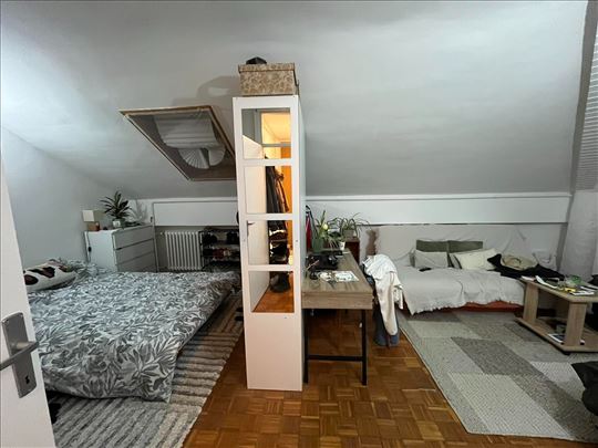 Delimično namešten stan na Novom naselju.