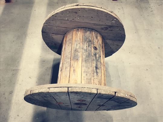 Drveni kotur od kablova za struju