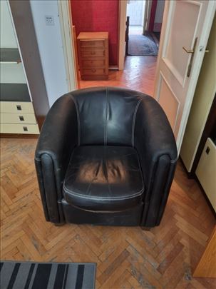 Fotelja prava koza bez razvlacenja ,ocuvana.