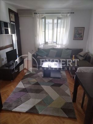 Izdaje se jednoiposoban stan na Vizantijskom bulev