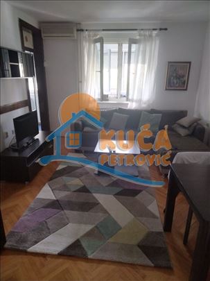 Izdaje se jednoiposoban stan na Vizantijskom bulev