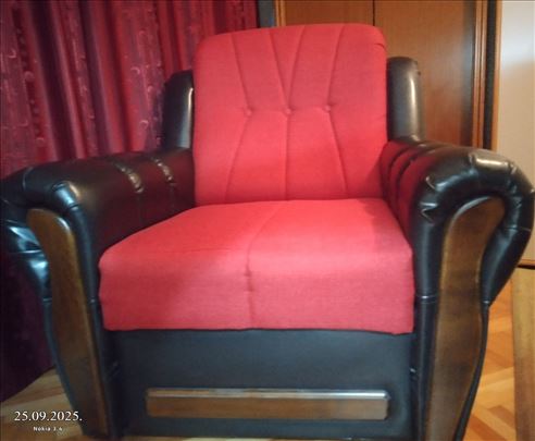Kao nova braon fotelja sa bordo mebl stofom