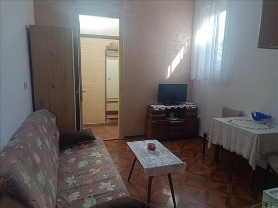 Na prodaju lep manji stan  na odlicnoj lokaciji...