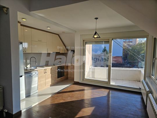 Polunamesten stan na Crvenom krstu, kod DZ Vracar