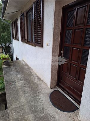 Stan na Petlovom brdu- namešten, odmah useljiv.