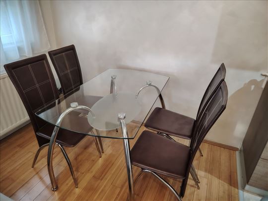 Trpezarijski sto sa stolicama