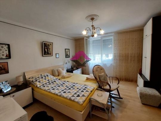 Zemun, naselje 13.maj, 3.0 sa terasom i podrumom, 