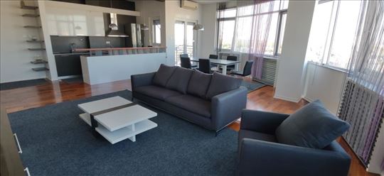 Četvorosoban stan na Bulevaru Evrope