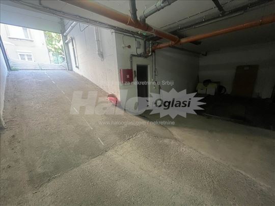 Dva garažna parking mesta Dimitrija Tucovića