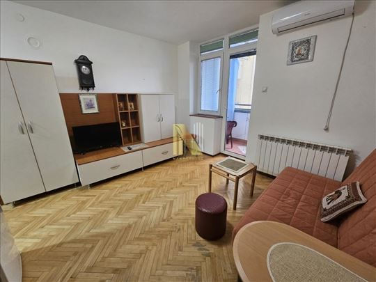 Garsonjera na Bulevaru Evrope