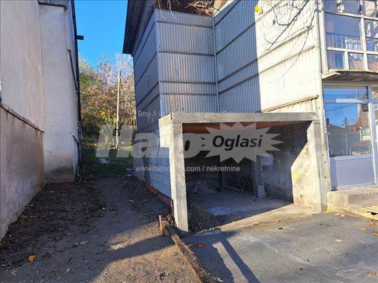 Izdajem parking mesto-garažu farmac.fakul.