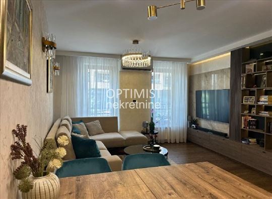 Južni bulevar, komplet renoviran, garažno mesto, u