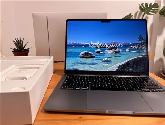 MacBook Air M2 13.6 256GB / 8GB + cooling pad