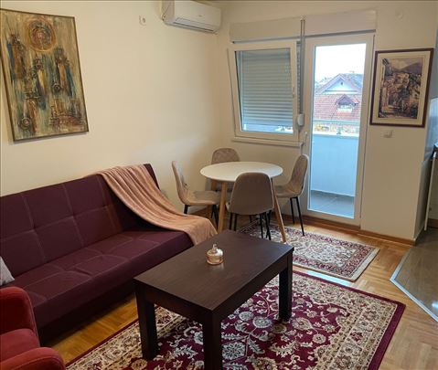 Novi Beograd-Ledine ul. Univerzijade sa parkingom