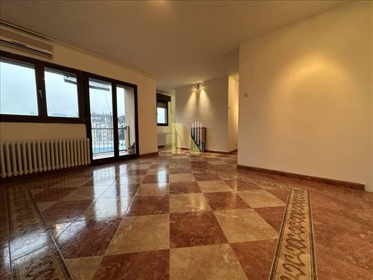 Retko u ponudi - trosoban stan na Limanu 1