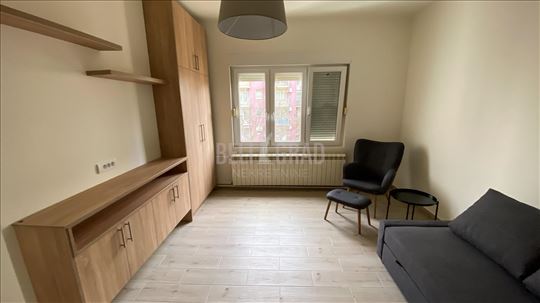 Sređen 1.5 stan + garaža